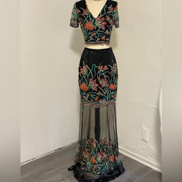 L’ATISTE BY AMY Floral Embroidered Black Skirt and Blouse Set - Picture 1 of 8